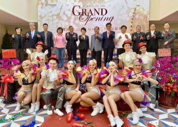 由丽宝集团斥资30亿元在后里打造的丽宝乐园度假区Outlet Mall二期今日开幕，由台中市长卢秀燕（后排左六）、丽宝集团董事长吴宝田（后排右六）等人主持剪彩。