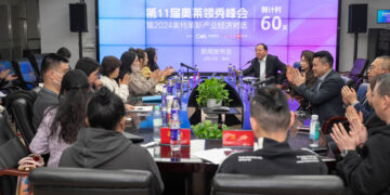 第十一届奥莱领秀峰会新闻发布会在南京举办，全国主流媒体参与报道