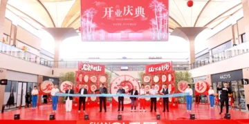 成都最大奥莱项目-“杉杉奥莱”盛大开业，奥运冠军现场助力。