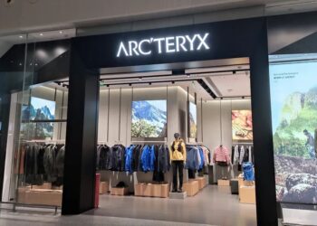 始祖鸟母公司国庆期间收入大涨60%