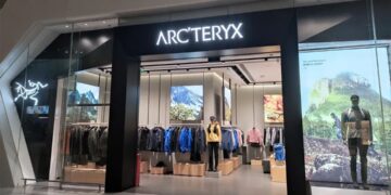 始祖鸟母公司国庆期间收入大涨60%