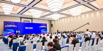 第12届奥莱领秀峰会暨2025中国奥莱时尚节璀璨绽放南京