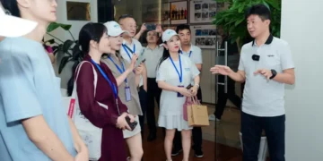 长江商学院浙江校友会健康行走进欧派国际：共探智能零售新未来