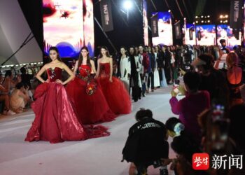 百万人打call！南京眼T台秀大热，2025南京国际时尚周璀璨启幕